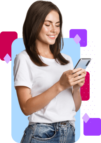 mujer faliz con su invitación digial en su celular